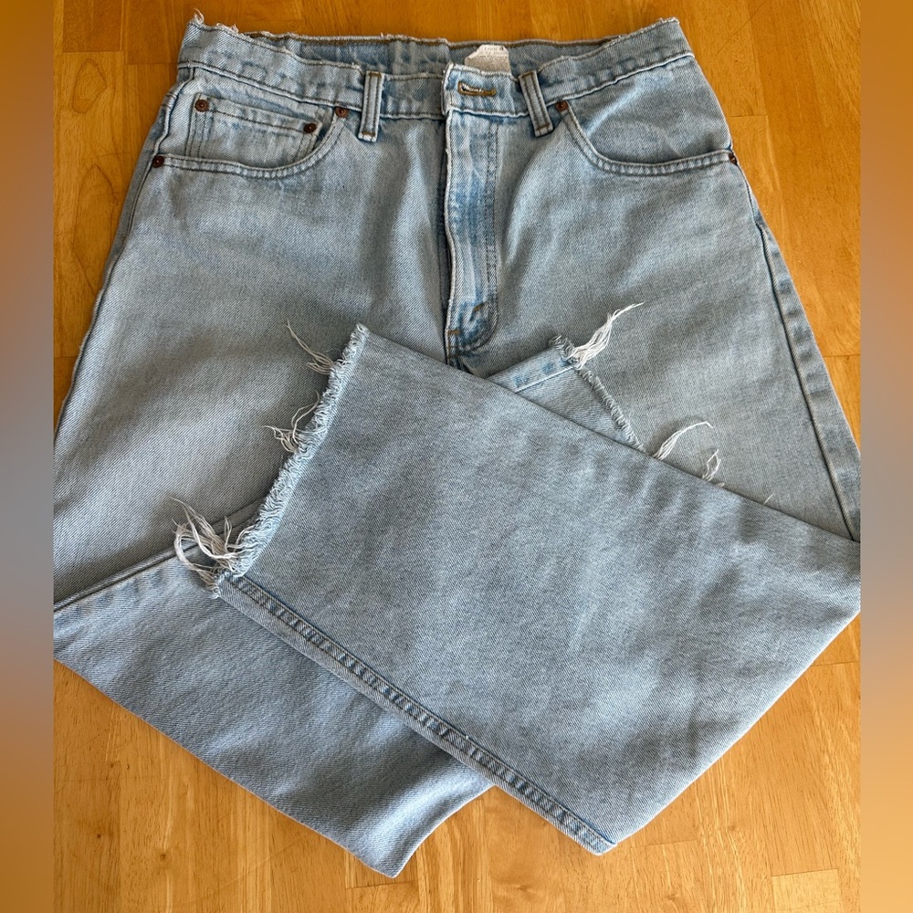 Distressed Levi’s 550 jeans. Waist 34. ❣️
